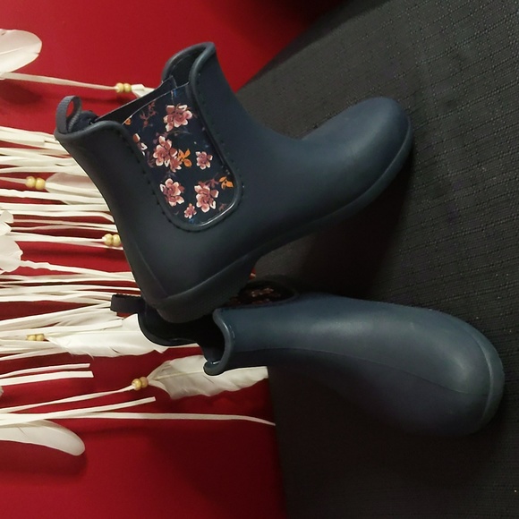 Boots - Picture 2 of 3